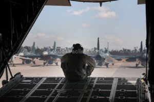 被災したF-2戦闘機。米軍からの撮影。